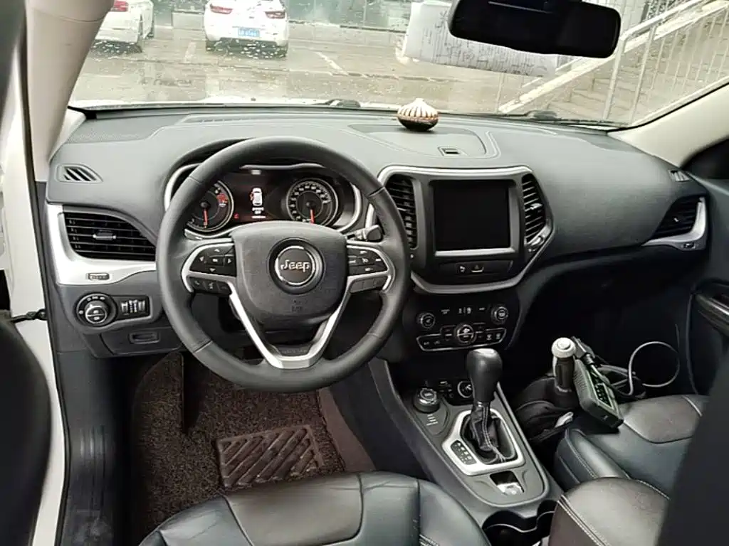 Jeep Cherokee 2016 — фото 10