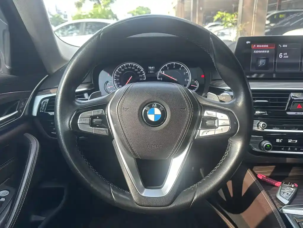 BMW 5 Series 2018 — фото 11