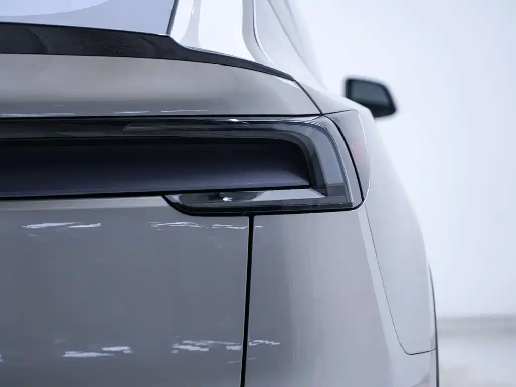 Tesla Model Y L 2026 — фото 13