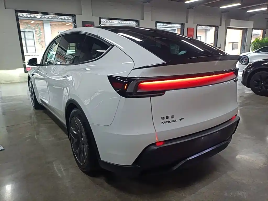 Tesla Model Y L 2025