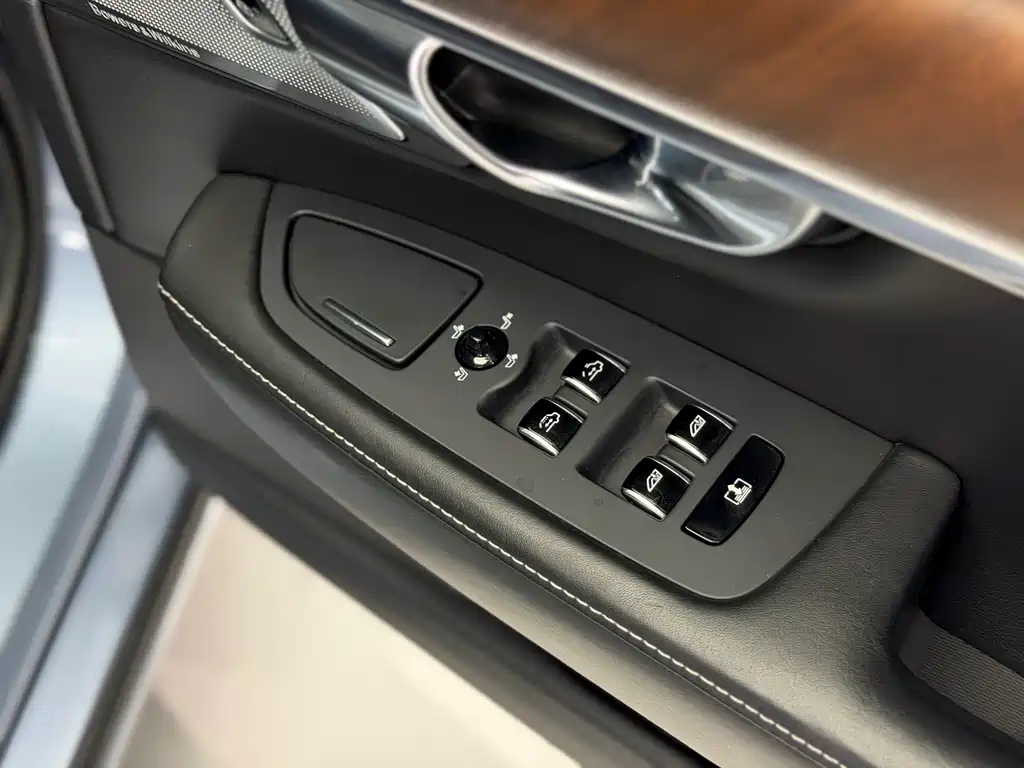Volvo S90 2017 — фото 24