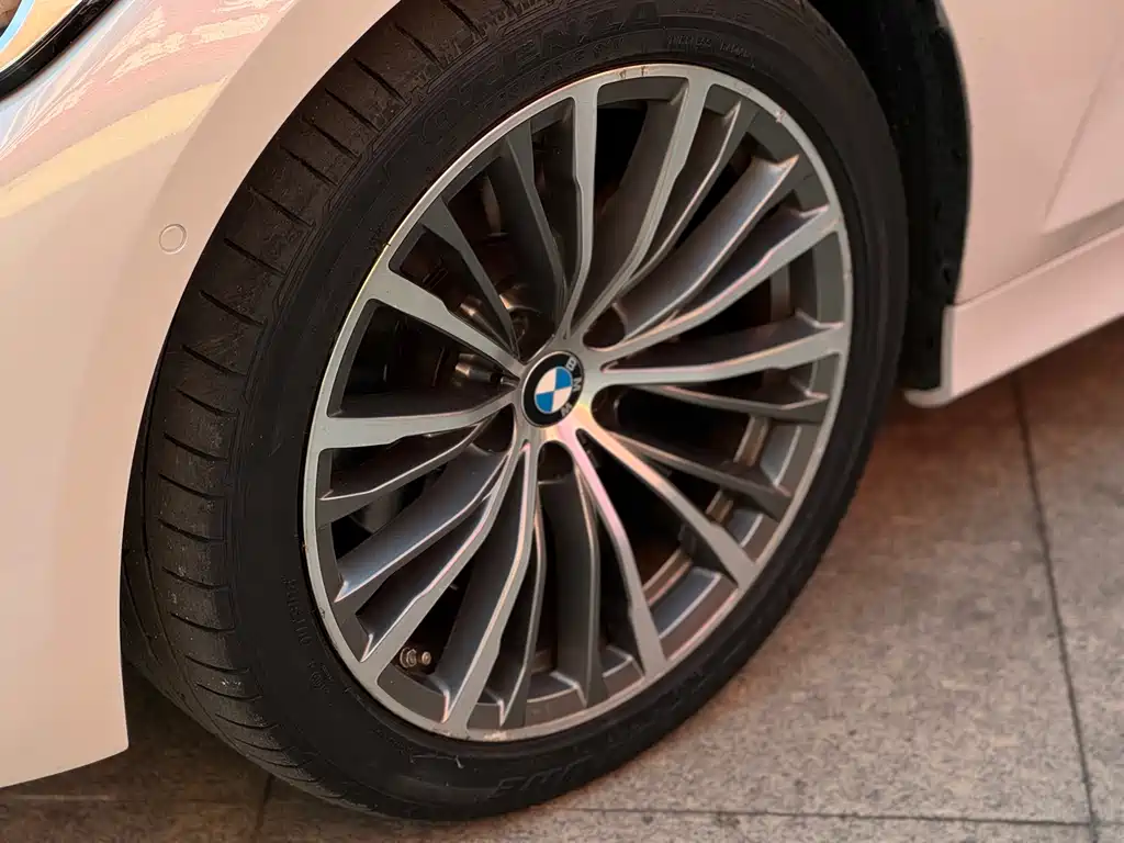 BMW 3 Series 2019 — фото 18