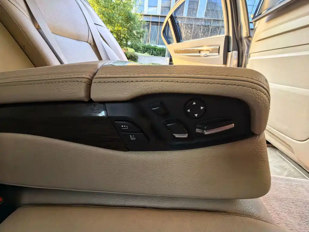 BMW 7 Series 2013 — фото 14