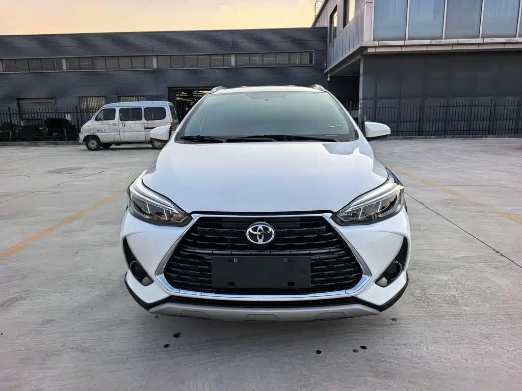 Toyota Yaris L 2023 — фото 2