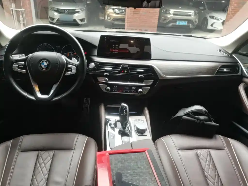 BMW 5 Series 2019 — фото 10