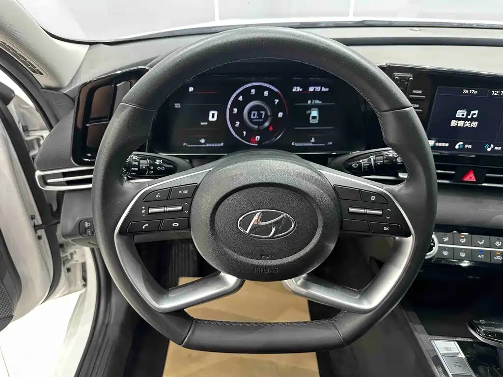 Hyundai Elantra 2023 — фото 12