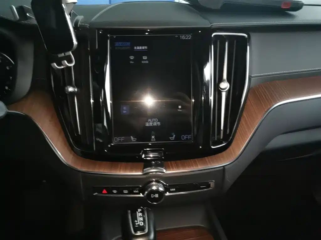 Volvo XC60 2021 — фото 13