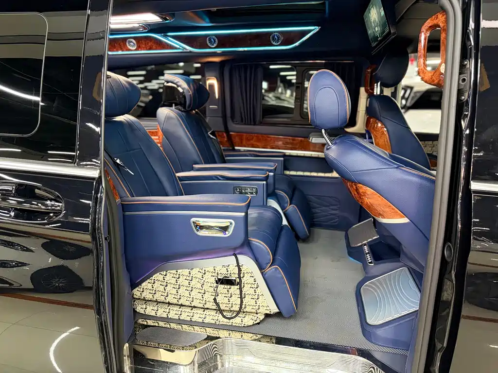 Mercedes-Benz V-Class 2024 — фото 13