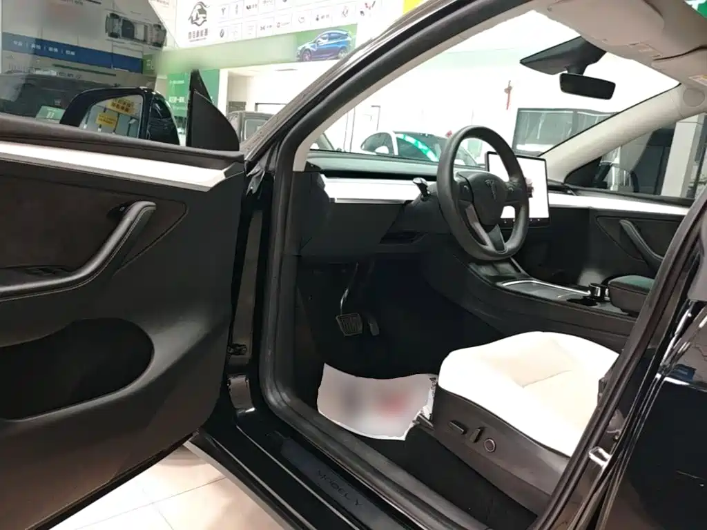Tesla Model Y 2023 — фото 16