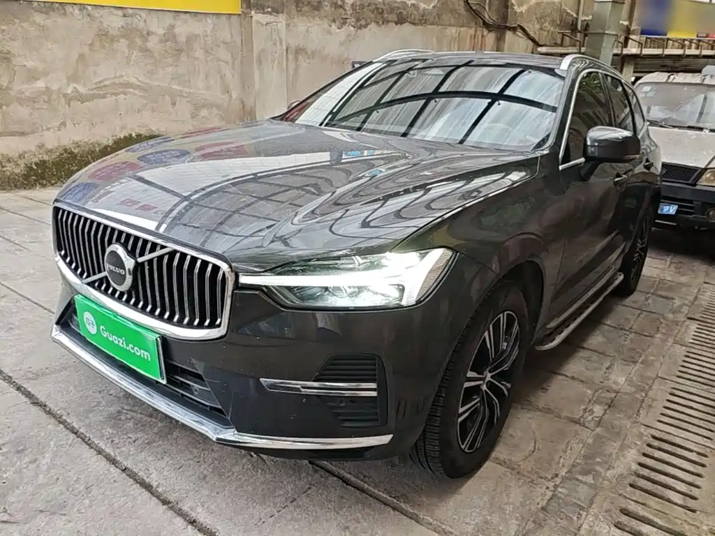 Volvo XC60 2022 — фото 1