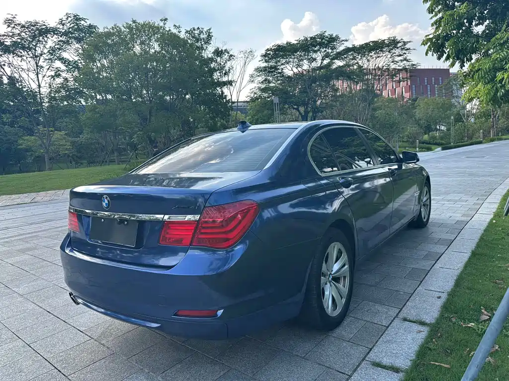 BMW 7 Series 2010 — фото 14