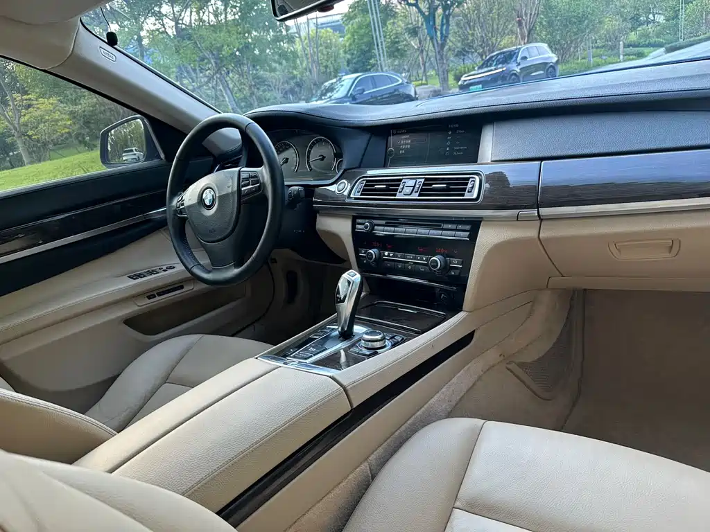 BMW 7 Series 2010 — фото 20