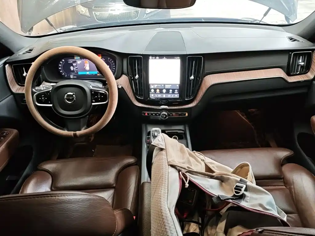 Volvo XC60 2022 — фото 10