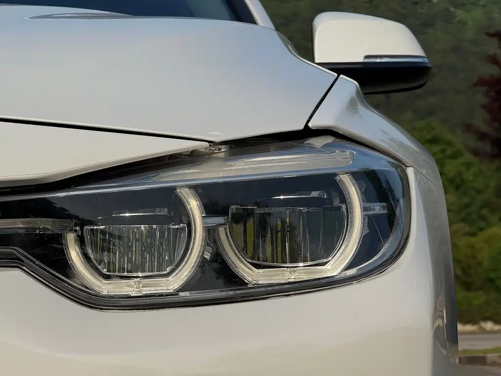 BMW 3 Series 2018 — фото 19