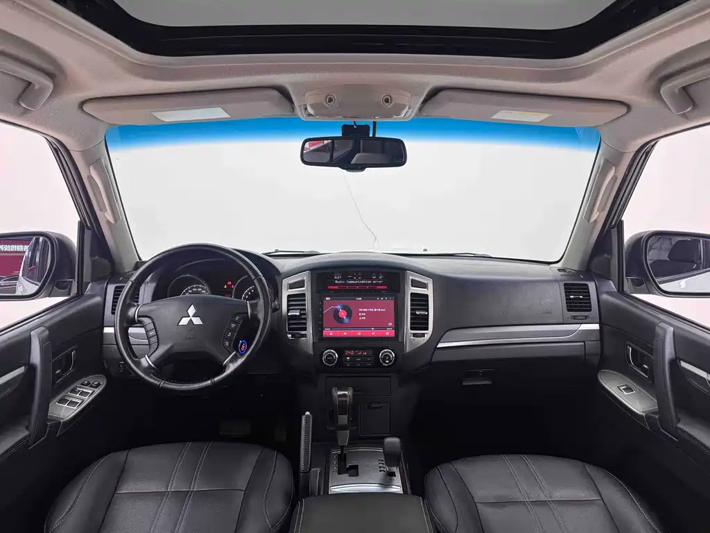 Mitsubishi Pajero 2018 — фото 11