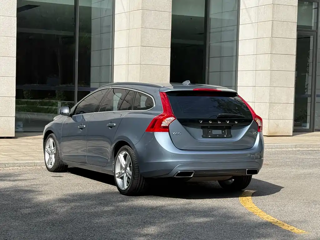 Volvo V60 2017 — фото 18