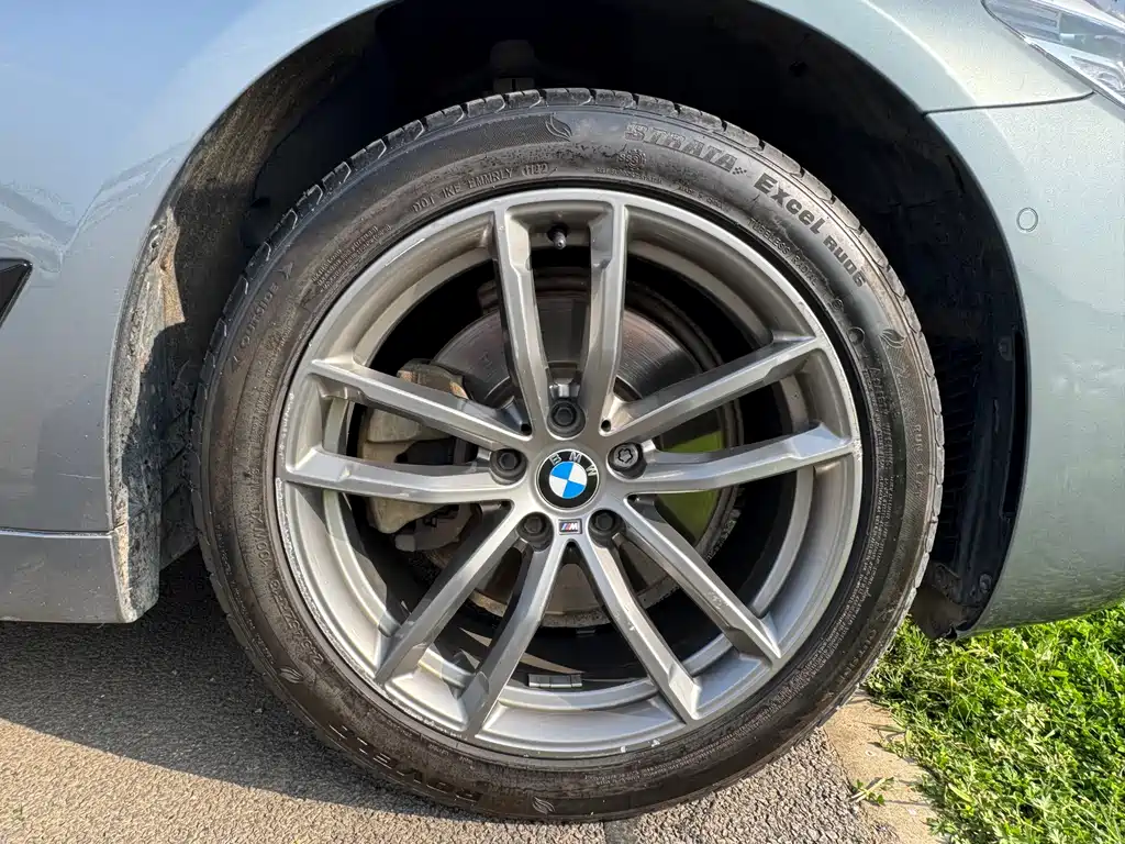 BMW 5 Series 2019 — фото 16