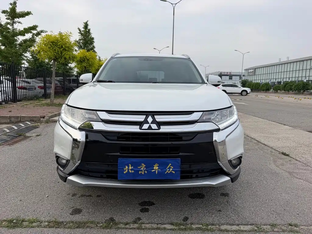 Mitsubishi Outlander 2018 — фото 2
