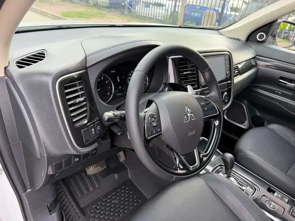 Mitsubishi Outlander 2018 — фото 12