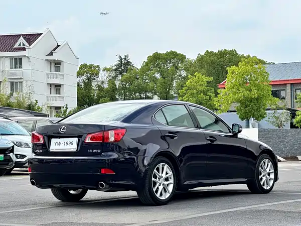 Lexus IS 2012