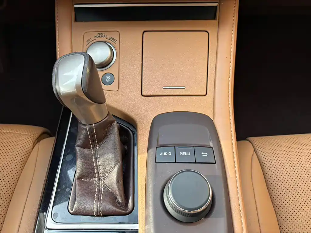 Lexus ES 2018 — фото 12