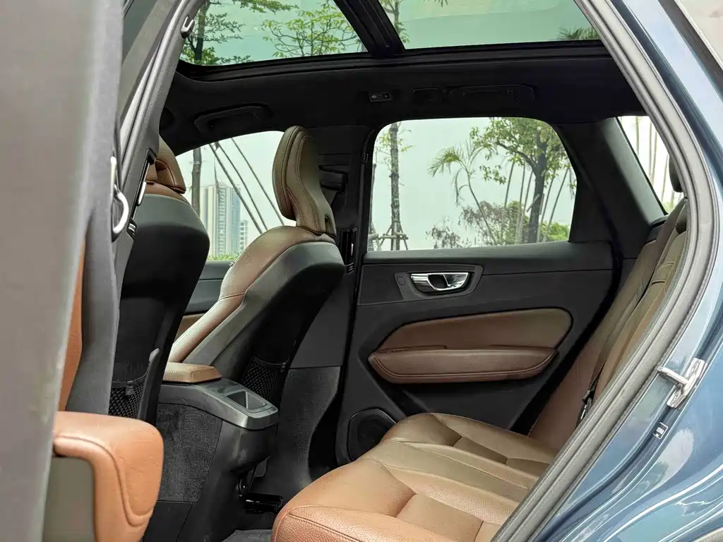 Volvo XC60 2020 — фото 11