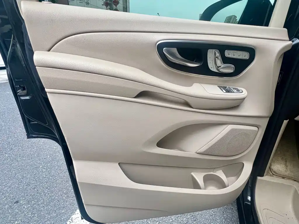 Mercedes-Benz V-Class 2018 — фото 11