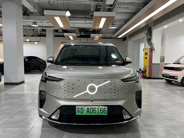Volvo EM90 2025