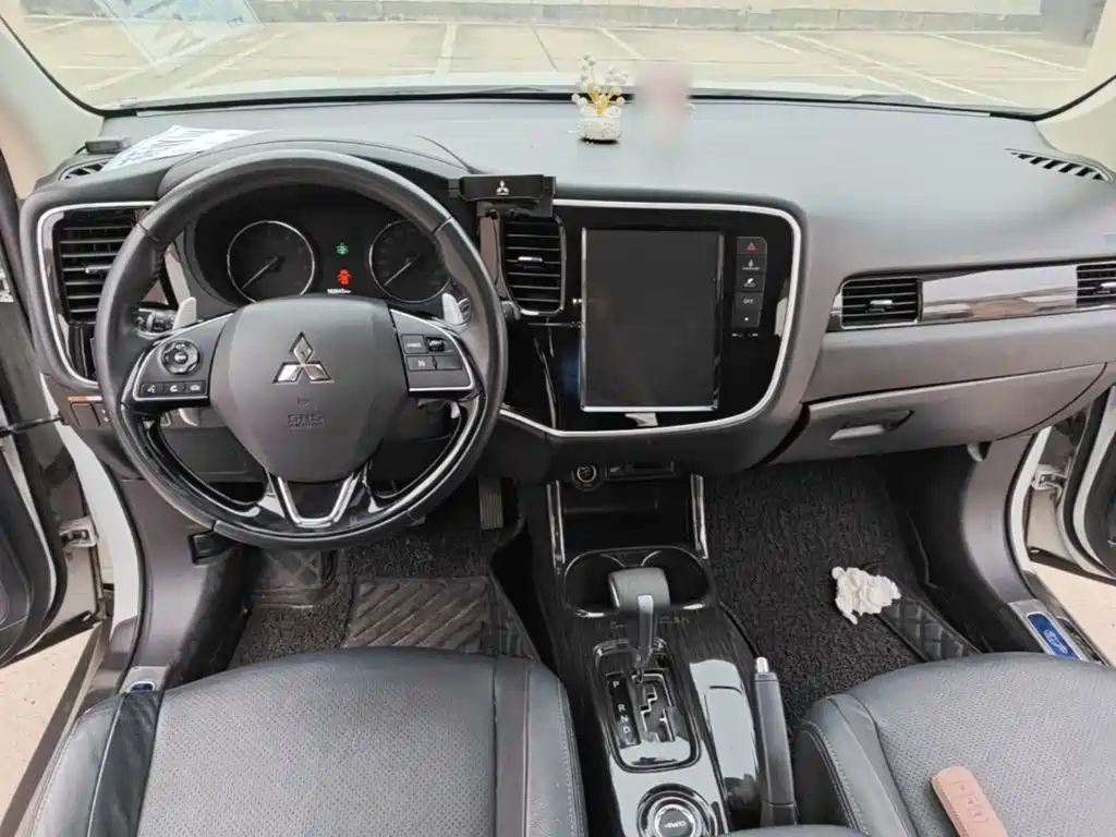 Mitsubishi Outlander 2017 — фото 10