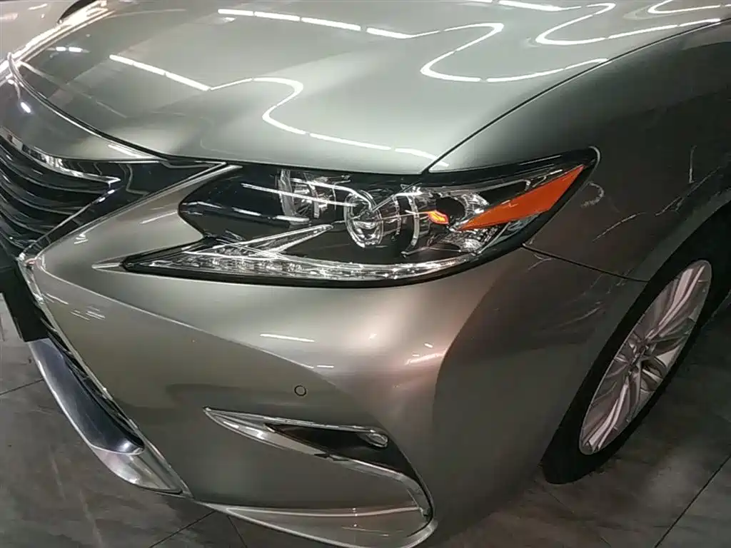 Lexus ES 2018 — фото 24