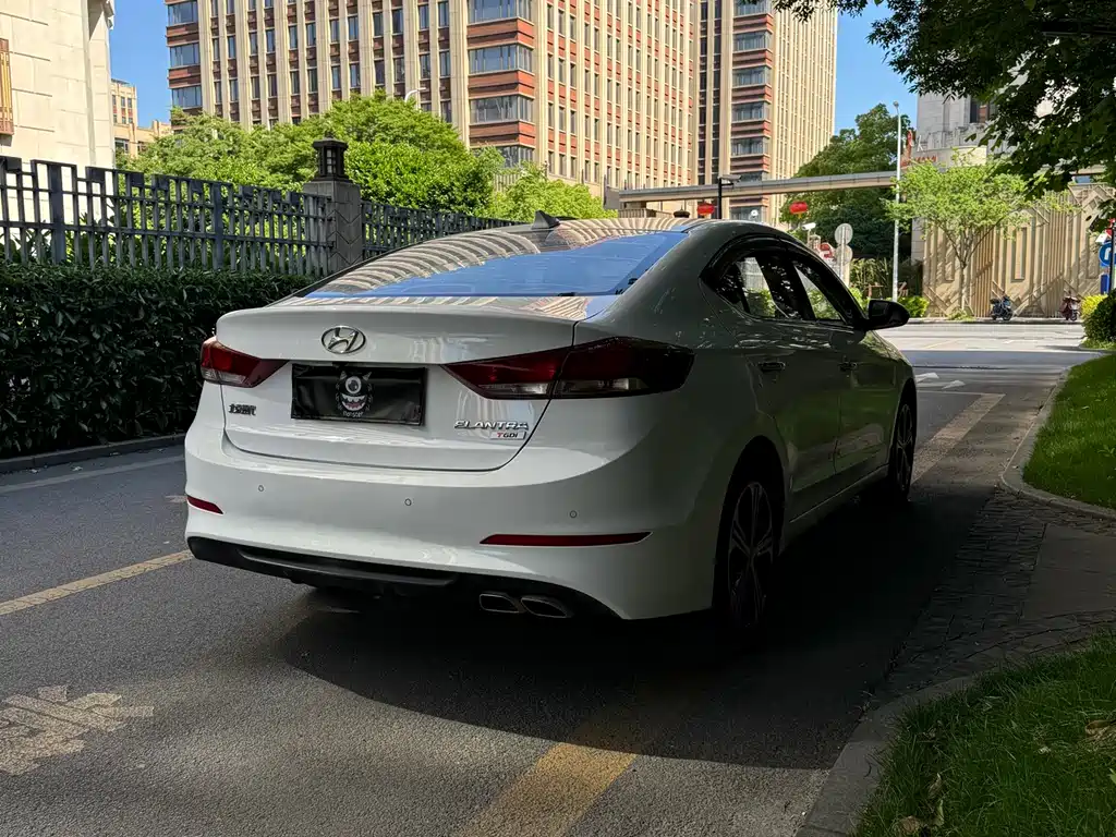 Hyundai Elantra 2018 — фото 13