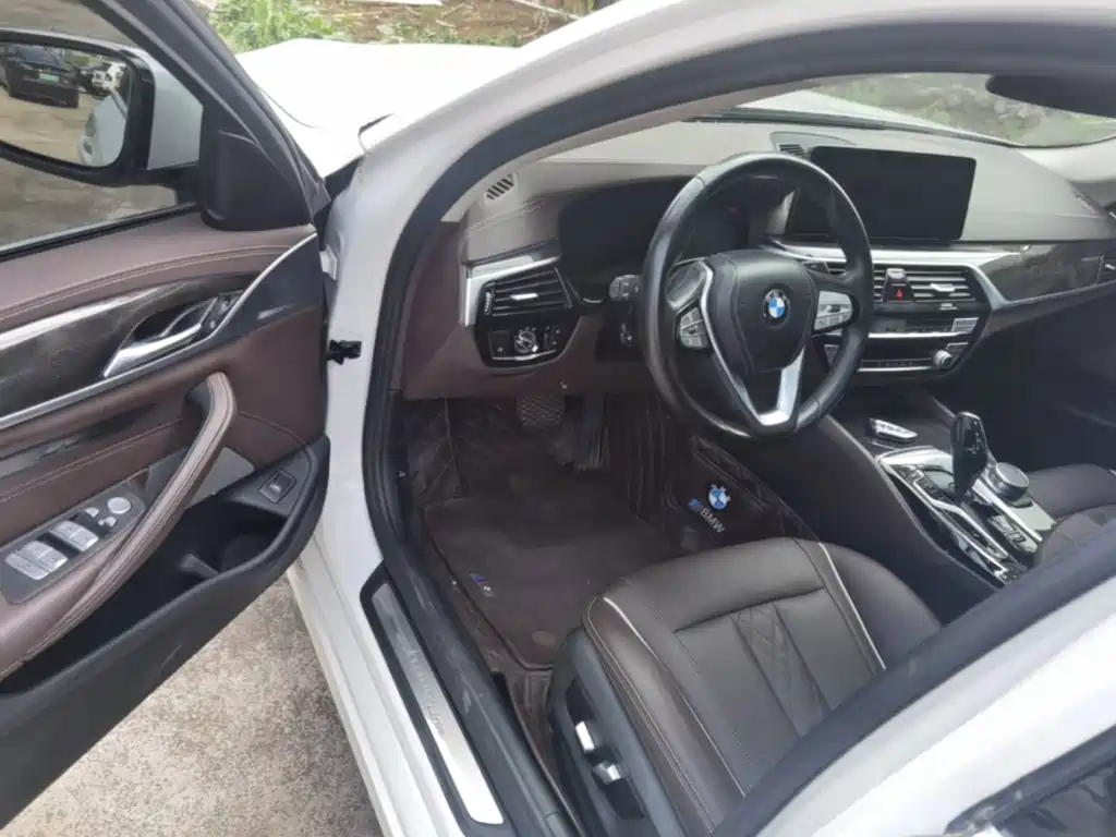 BMW 5 Series 2022 — фото 16