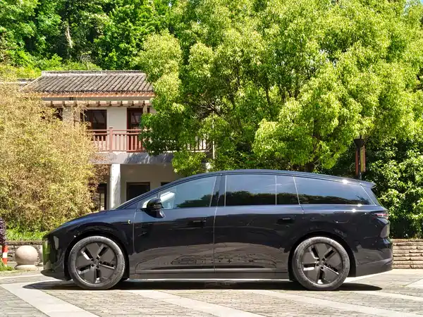 Li Auto i8 2025
