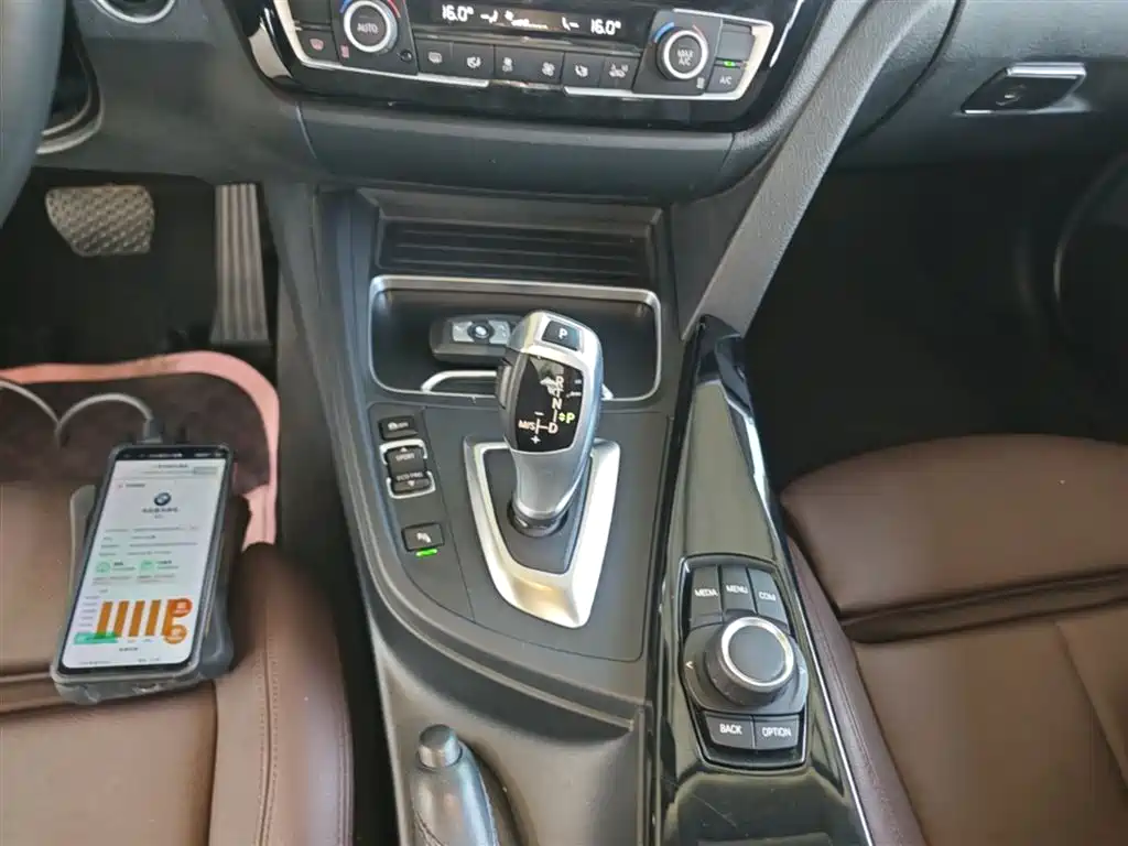 BMW 3 Series 2018 — фото 14