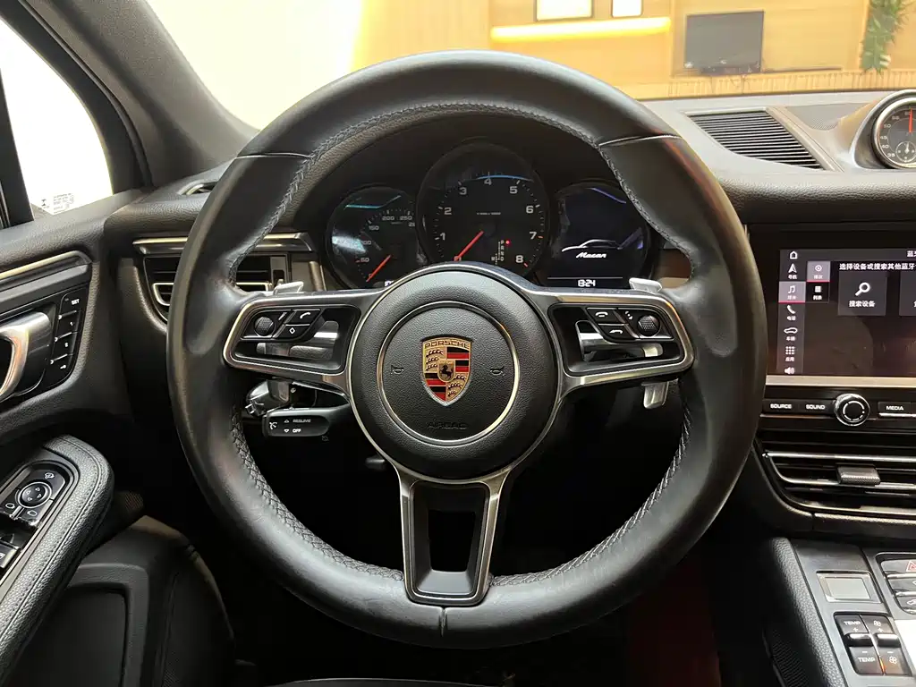 Porsche Macan 2019 — фото 23
