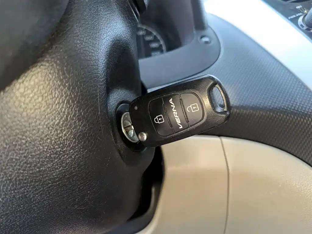 Hyundai Verna 2015 — фото 9
