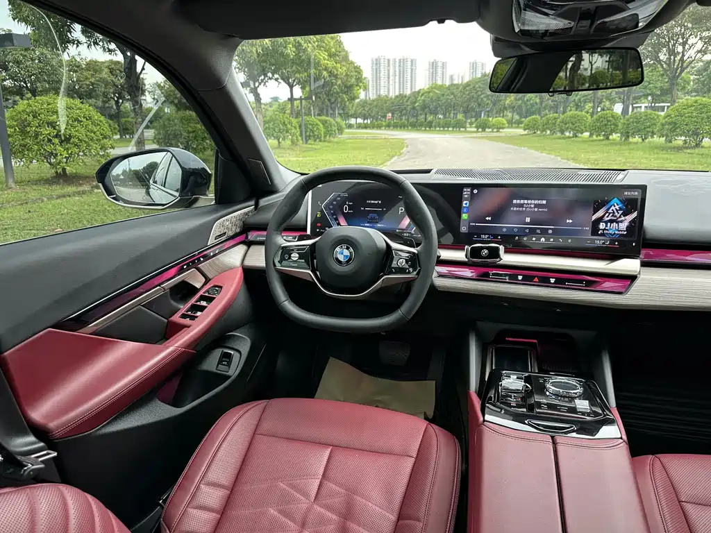 BMW 5 Series 2025 — фото 13