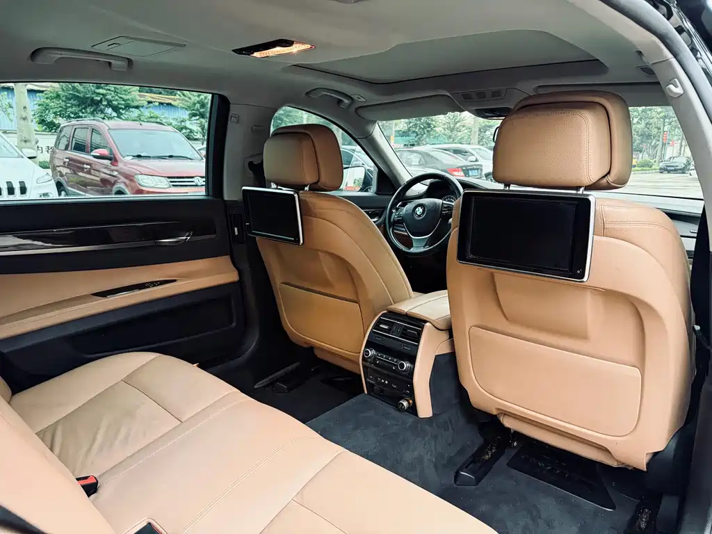 BMW 7 Series 2015 — фото 26