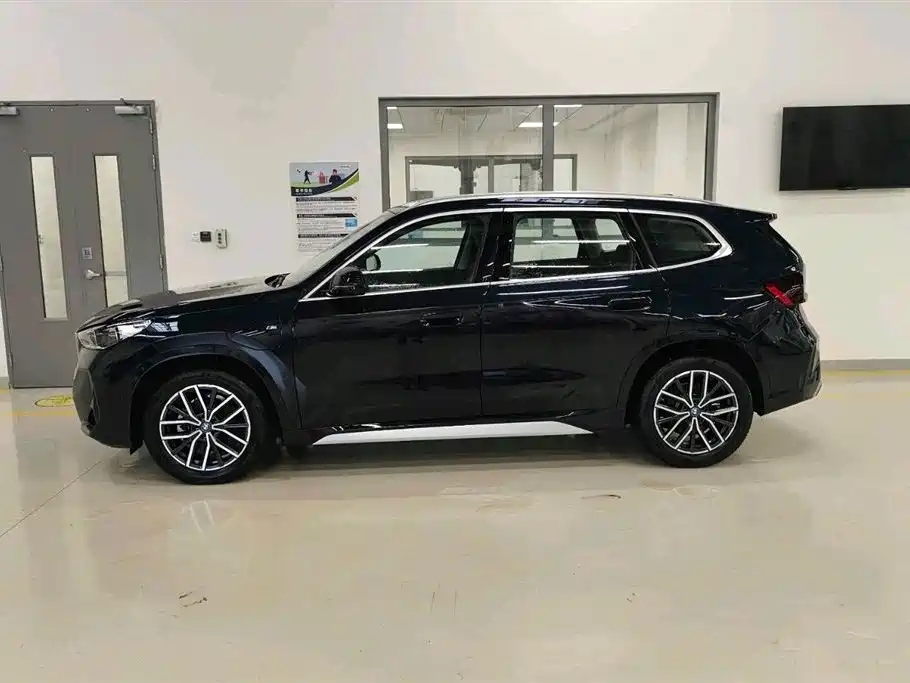 BMW iX1 2025