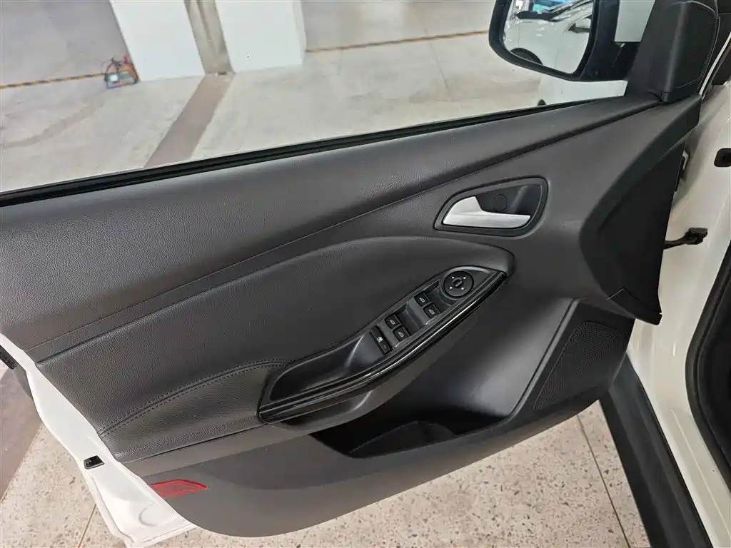Ford Focus 2014 — фото 12