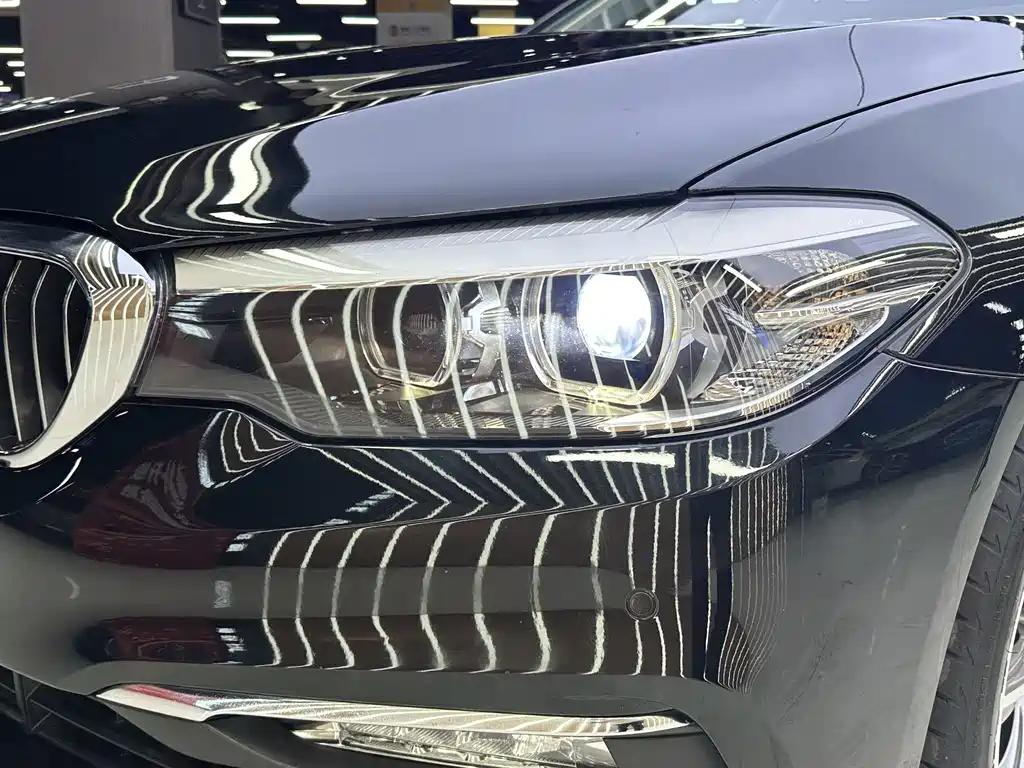 BMW 5 Series 2018 — фото 16