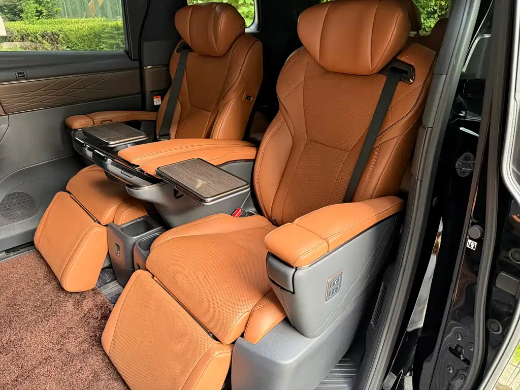 Toyota Alphard 2023 — фото 11
