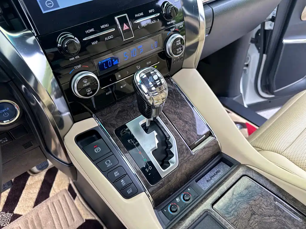 Toyota Alphard 2020 — фото 29