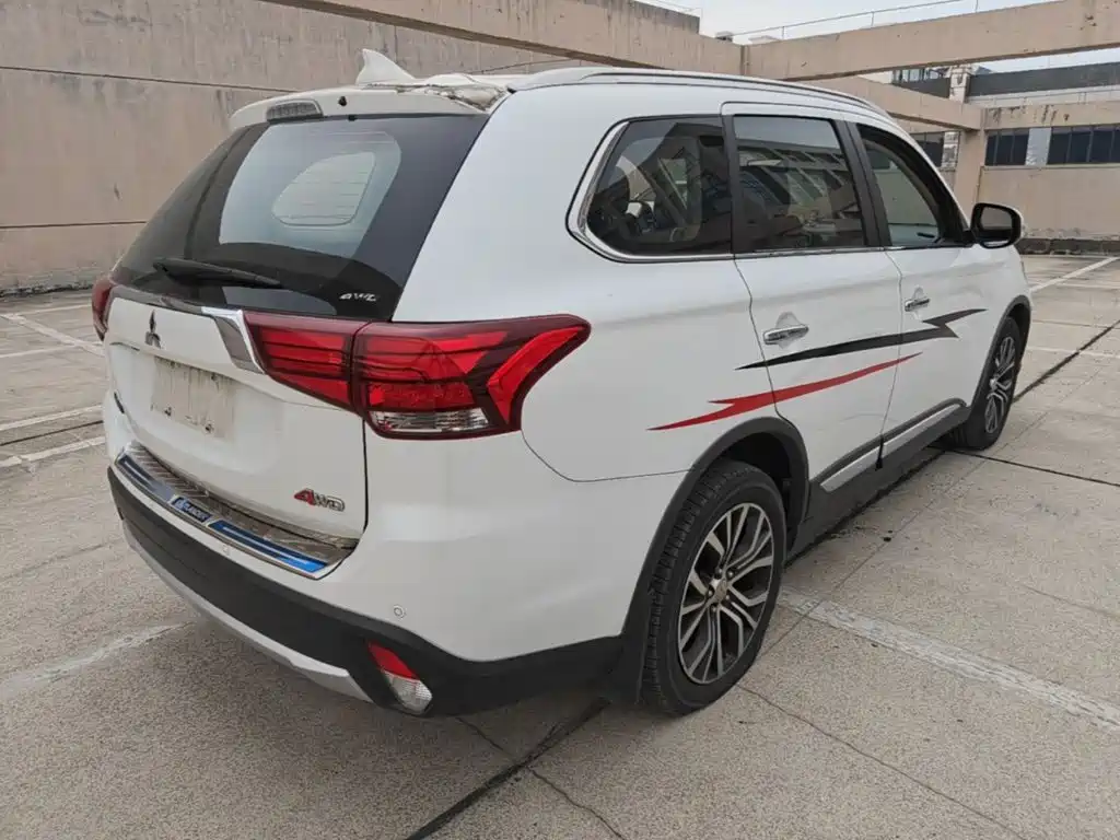 Mitsubishi Outlander 2017 — фото 7