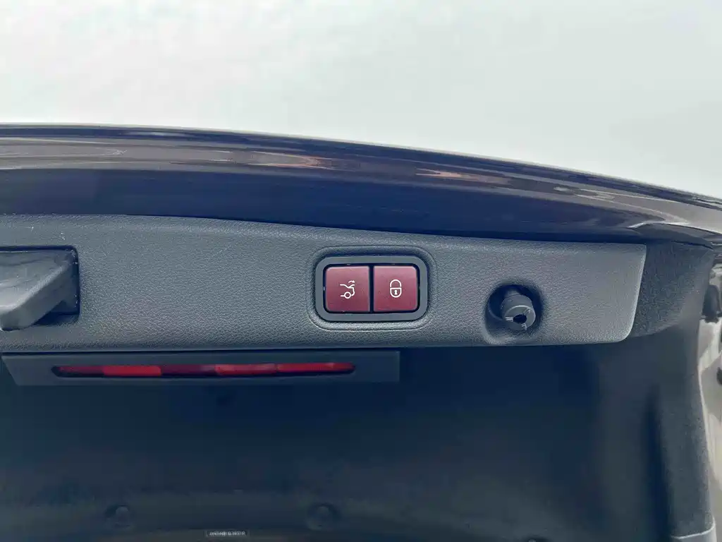 Mercedes-Benz E-Class 2018 — фото 19