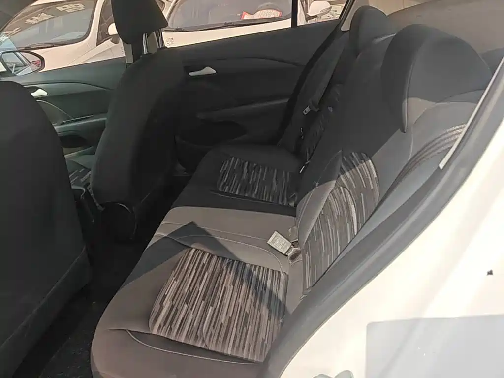 Chevrolet Cavalier 2018 — фото 17