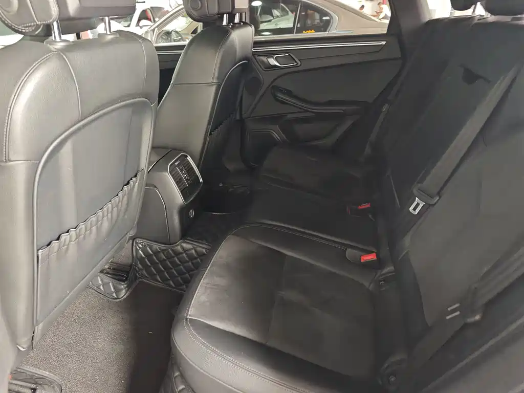 Porsche Macan 2019 — фото 10