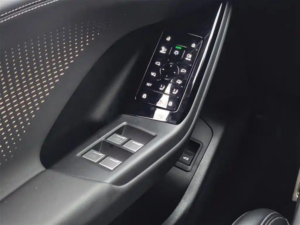 Audi Q6L e-tron 2025 — фото 18