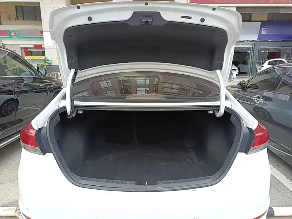Hyundai Elantra 2020 — фото 19