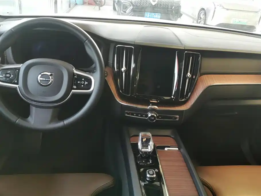 Volvo XC60 2024 — фото 12